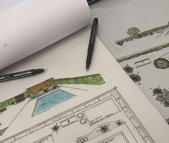 Eine Planungsskizze, die einen Garten mit Pool zeigt.